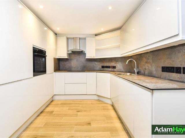 Woodside Park Road, London, N12 8RS, United Kingdom | 2 bed duplex for rent #137838857 | Rentberry