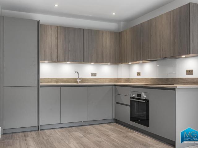 Woodside Park Road, North Finchley. 1 bed apartment to rent £2,000 pcm £462 pw