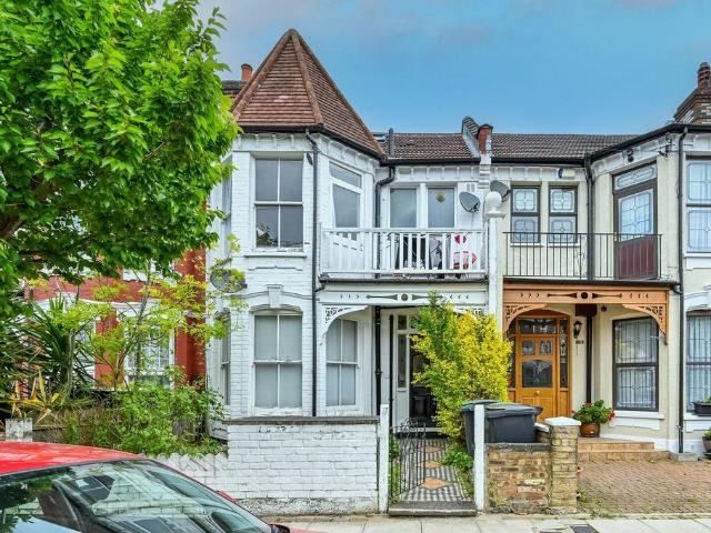 Woodside Road, N22, Wood Green. 3 bed flat to rent £2,750 pcm £635 pw