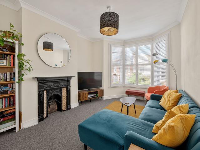 Woodside SW19, 2 bed flat to rent, £2,250 pcm | PrimeLocation