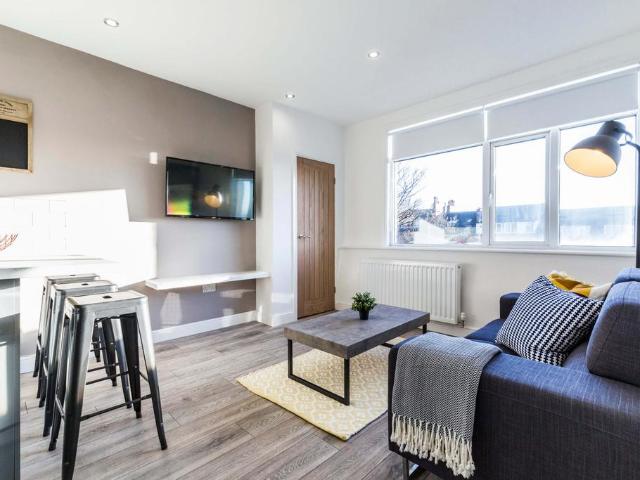 Woodsley Rd, Leeds LS2 4 bed flat to rent £2,600 pcm £600 pw