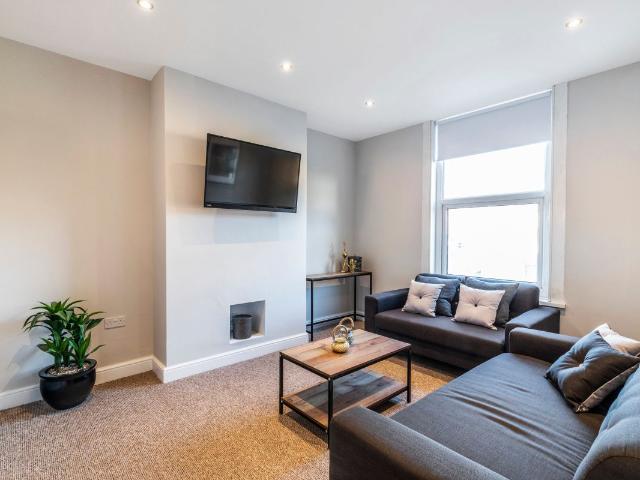 Woodsley Road, Leeds LS3, 6 bed terraced house to rent, £728 pppm | PrimeLocation