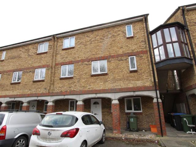 Woodstock Crescent, Laindon SS15, 2 bed flat to rent, £1,300 pcm | PrimeLocation