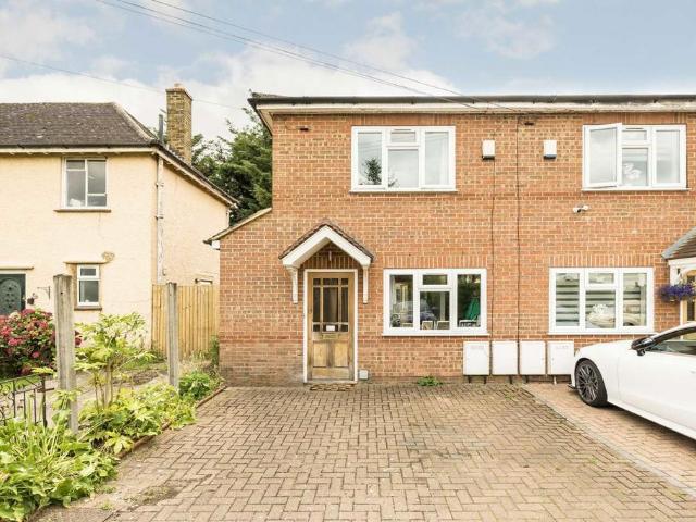 Woodstock Avenue, Isleworth TW7 2 bed semi detached house to rent £2,195 pcm £507 pw