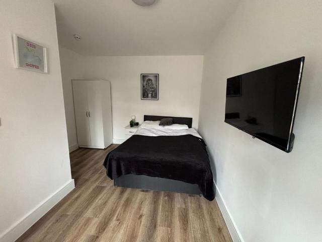 Woodstock Gardens, Hayes UB4 1 bed in a house share to rent £1,200 pcm £277 pw