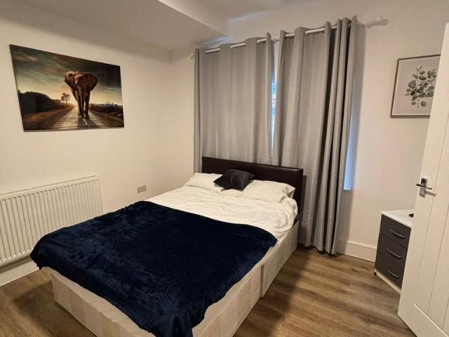 Woodstock Gardens, Hayes UB4 1 bed in a house share to rent £1,200 pcm £277 pw