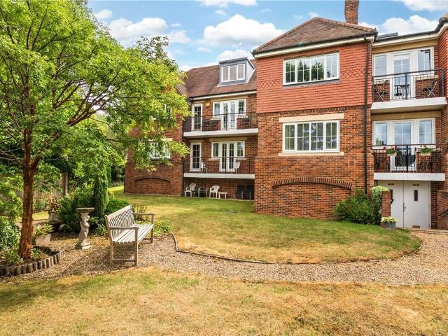 Woodridge, Newbury, Berkshire, RG14 3 bed apartment to rent £1,800 pcm £415 pw