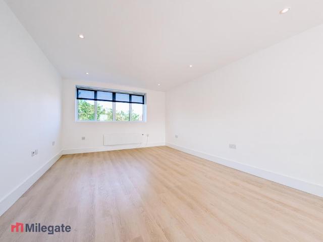 Woodthorpe Road, Ashford TW15 1 bed flat to rent £1,250 pcm £288 pw
