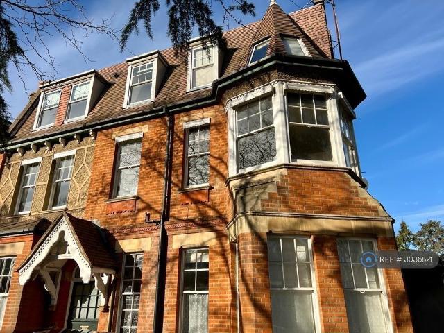 Woodville Gardens, London, W5 Studio to rent £1,250 pcm £288 pw