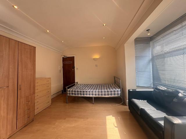 Woodville Road, Cardiff CF24 1 bed in a house share to rent £770 pcm £178 pw