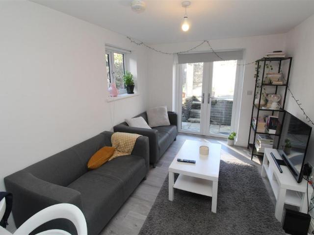 Woodville Road, Cardiff CF24 2 bed flat to rent £1,400 pcm £323 pw
