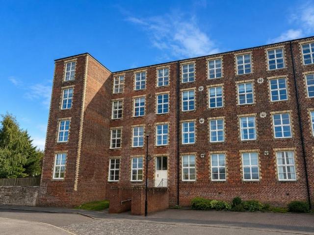 Woolcarders Court, Cambusbarron, FK7 2 bed flat to rent £1,100 pcm £254 pw