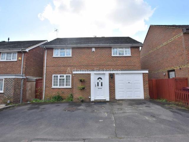Woolacombe Drive, Reading 5 bed semi detached house to rent £2,875 pcm £663 pw