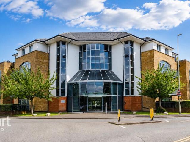 Woolsack Way, Godalming 2 bed apartment to rent £1,850 pcm £427 pw