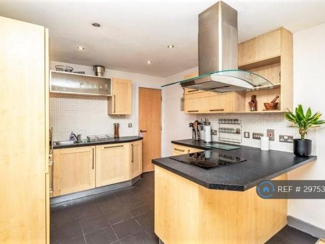 Woolton Street, Liverpool, L25 2 bed flat to rent £900 pcm £208 pw