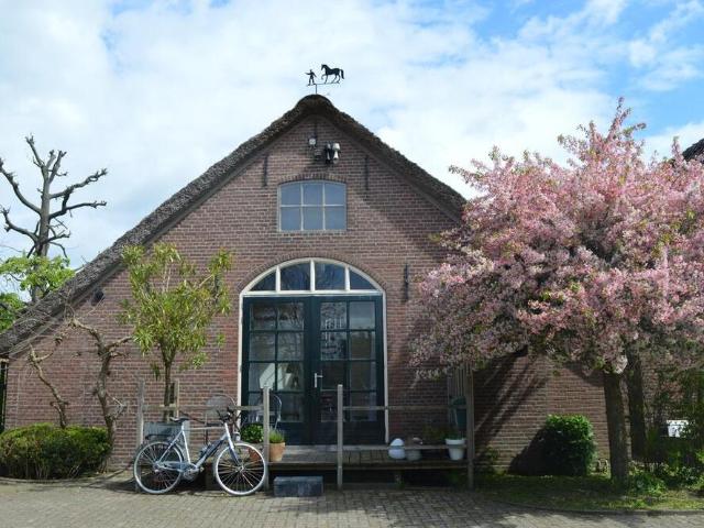 Woonboerderij, eindwoning te huur in Baambrugge
