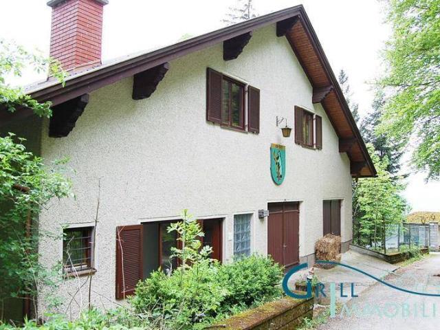 WOCHENENDHAUS MITTEN IM WALD IN IDYLLISCHER LAGE!