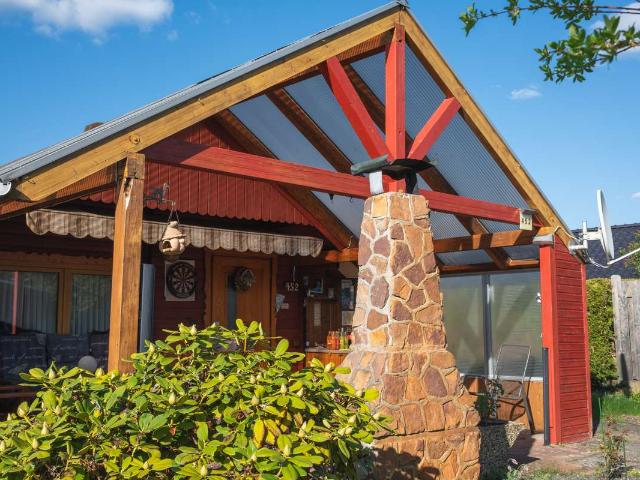 Wochenendhaus am Bernsteinsee | Split Level Blockhaus mit großer Terrasse