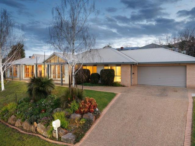 WODONGA Elevated Family Home with Views