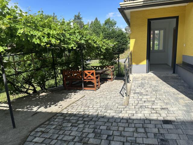 WOHLFÜHLOASE IM GRÜNEN MIT TERRASSE, WEINLAUBE UND SCHÖNEM AUSBLICK! NUR WENIGE MINUTEN VOM STADTZENTRUM ENTFERNT!