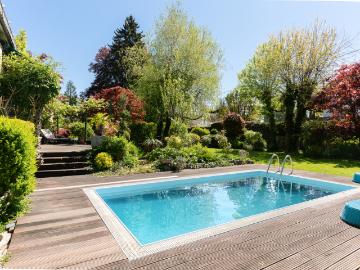 Wohlfühloase! Villa in Grünruhelage mit Garten und Pool