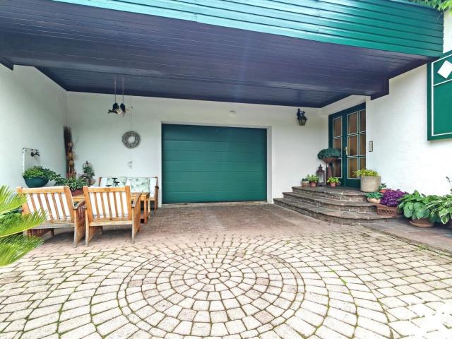 Wohlfühlen Garantiert! Attraktives Wohnhaus mit Garage, Pool und Wunderschöner Gartenanlage