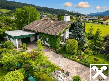 Wohlfühlen garantiert! Attraktives Wohnhaus mit Garage, Pool und wunderschöner Gartenanlage