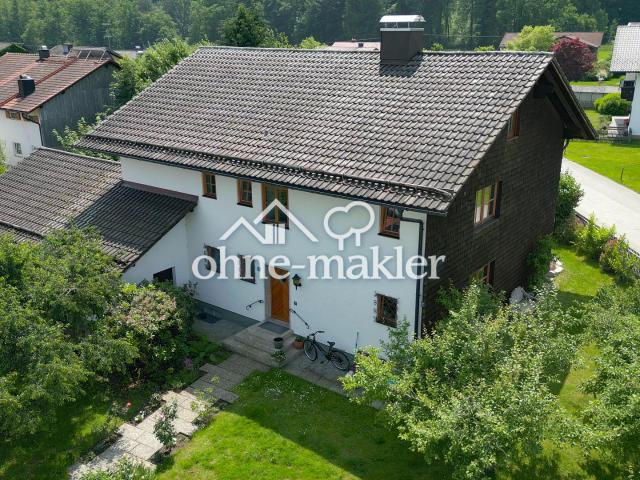Zweifamilienhaus zwischen Salzburg und Chiemsee mit großem Garten