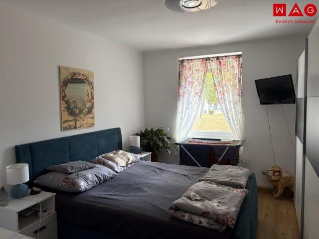Wohlfühlen leicht gemacht: helle Räume und eine einladende Atmosphäre machen diese 2 Zimmer Wohnung mit offener Küche zu einem schönen Zuhause in ruhiger Grünlage ab Dezember verfügbar!