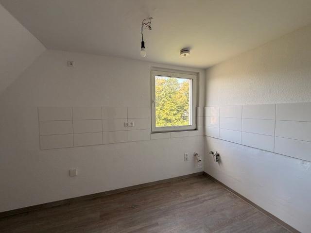 Wohlfühlwohnung: schöne 2 Zimmer Dachgeschosswohnung mit eigener Gartenparzelle
