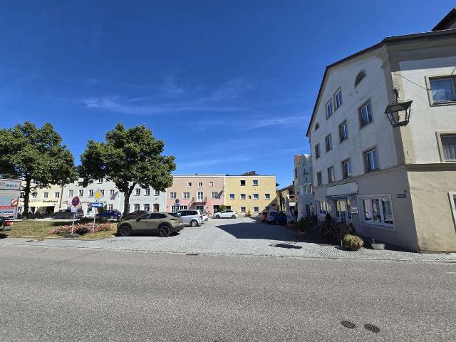 Wohn Geschäftshaus am Marktplatz von Tüßling sanierungsbedürftig.
