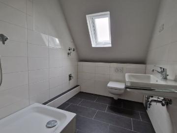Wohn t raum: günstige 1,5 Zimmer Dachgeschosswohnung in modernisiertem 3 Familienhaus