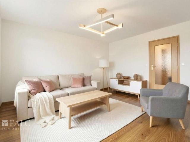 Wohn t raum mit Schlossblick: Helle 2 Zimmer Wohnung in der Feldstadt