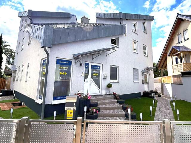 Wohn und Geschäftshaus mit 2 WE, 3 Gewerbeeinheiten, 5 Garagen und 12 Stellplätzen in Haßloch