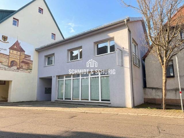 Wohn und Geschäftshaus mit großem Grundstück und Garage