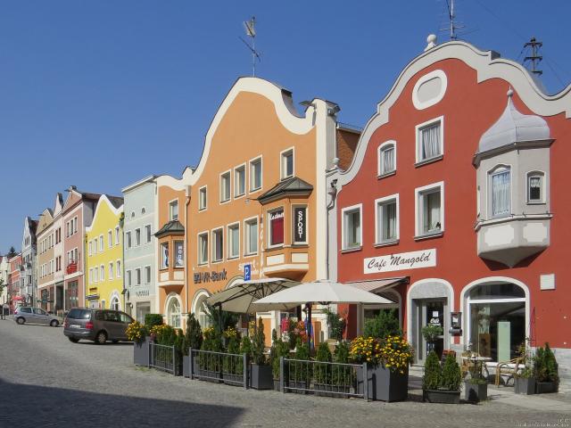 Start in ein erfolgreiches und wohlhabendes Jahr Wohn und Geschäftshaus mit ca. 4,42 % Rendite Mietverträge mit bis zu 15 Jahre langer Laufzeit
