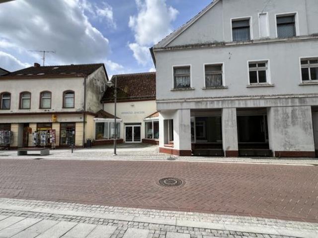 Wohn und Geschaftshaus an der Uecker am Jachthafen neben der Post. Sanierungsbedürftig. 700 m² Land
