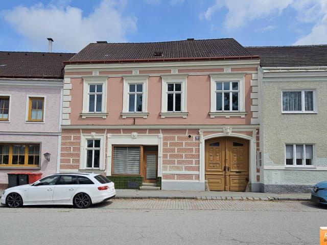 Wohn und Geschäftshaus im Zentrum von Vitis mit Grünfläche und Nebengebäuden 1.236m2, Wald 13.532m2, 2 Äcker 39.005m2 und Baugrund 3261m2
