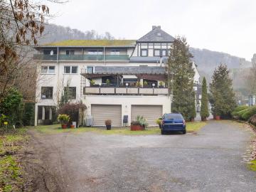 Wohn und Geschäftshaus in Altwied: 8 Wohnungen, Gewerbe und viel Entwicklungspotenzial