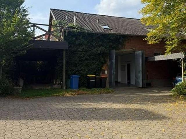 Wohn und Gewerbeimmobilie mit großzügiger Dachgeschosswohnung