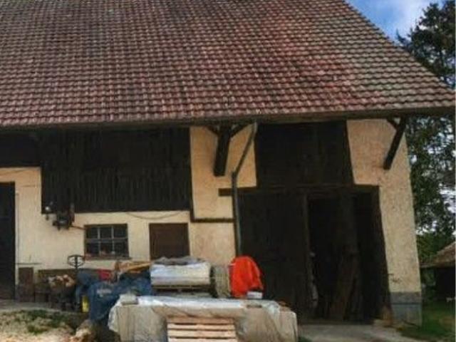 Wohn und Landwirtschaftsgebäude mit Bienenhaus