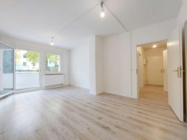 Wohnbonus: Erste Kaltmiete entfällt*! * Die einzige 4 Zimmer Wohnung weit und breit!