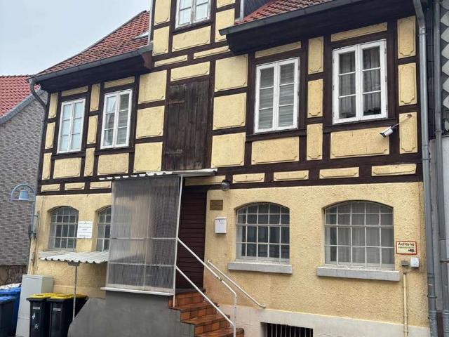 Wohngebäude mit bestehender Dachgeschosswohnung und flexibler Raumaufteilung