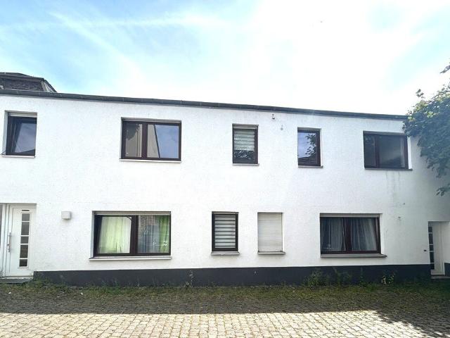 Wohngebäude mit rd. 230 qm im Stadtteil Traben zu verkaufen ruhige Lage 3 Wohng. möglich Garten u. Garage