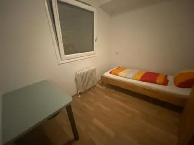 WOHNGEMEINSCHAFT Zimmer für 1 oder 2 Personen ca.8m2 im 5 ten Bez. neben der U Bahn, Privat