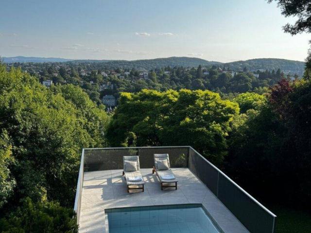 Wohngenuss mit Traumfernblick: Teilmöblierte Traumvilla mit Outdoorpool, Garten, Sauna, Jacuzzi Indoor, Tischtennistisch, uvm