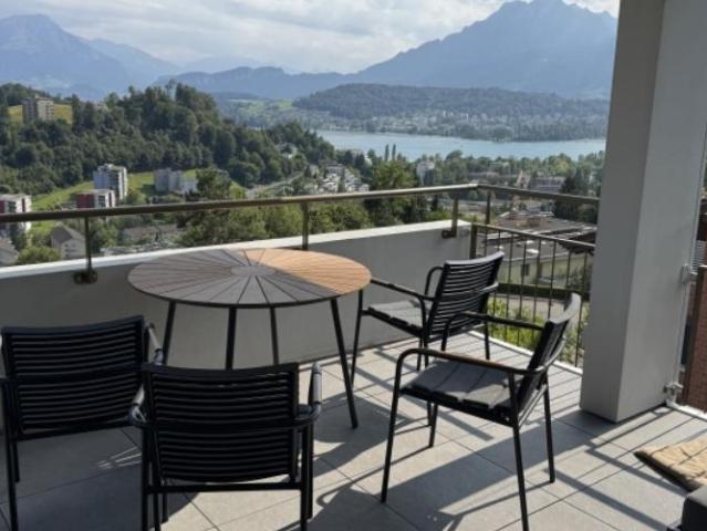 Wohngenuss auf höchstem Niveau – 3.5 Zimmer Wohnung mit fantastischer See und Bergsicht