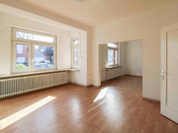 Wohnglück auf zwei Ebenen: Kaminfeuer, Gartenfreude und jede Menge Raum