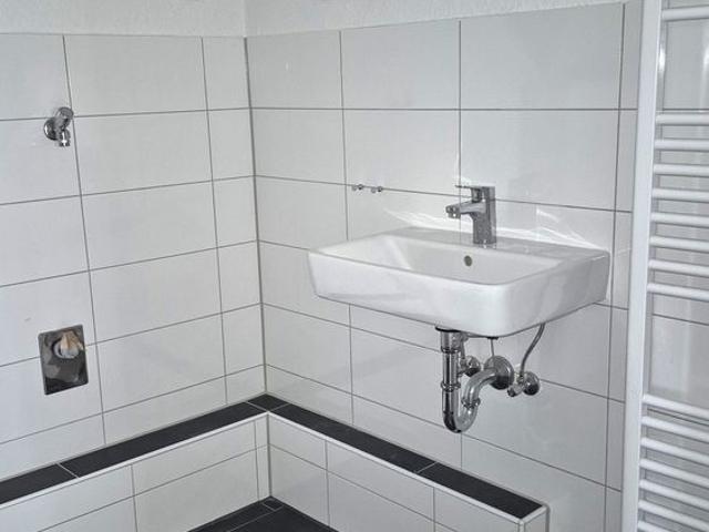 Wohnglück komplett renovierte 3 Z DG Whg. mit eigenem Garten
