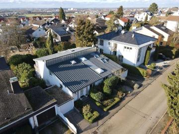 Wohnen am Hang: Modernisierte DHH mit Balkonblick in die Rheinebene